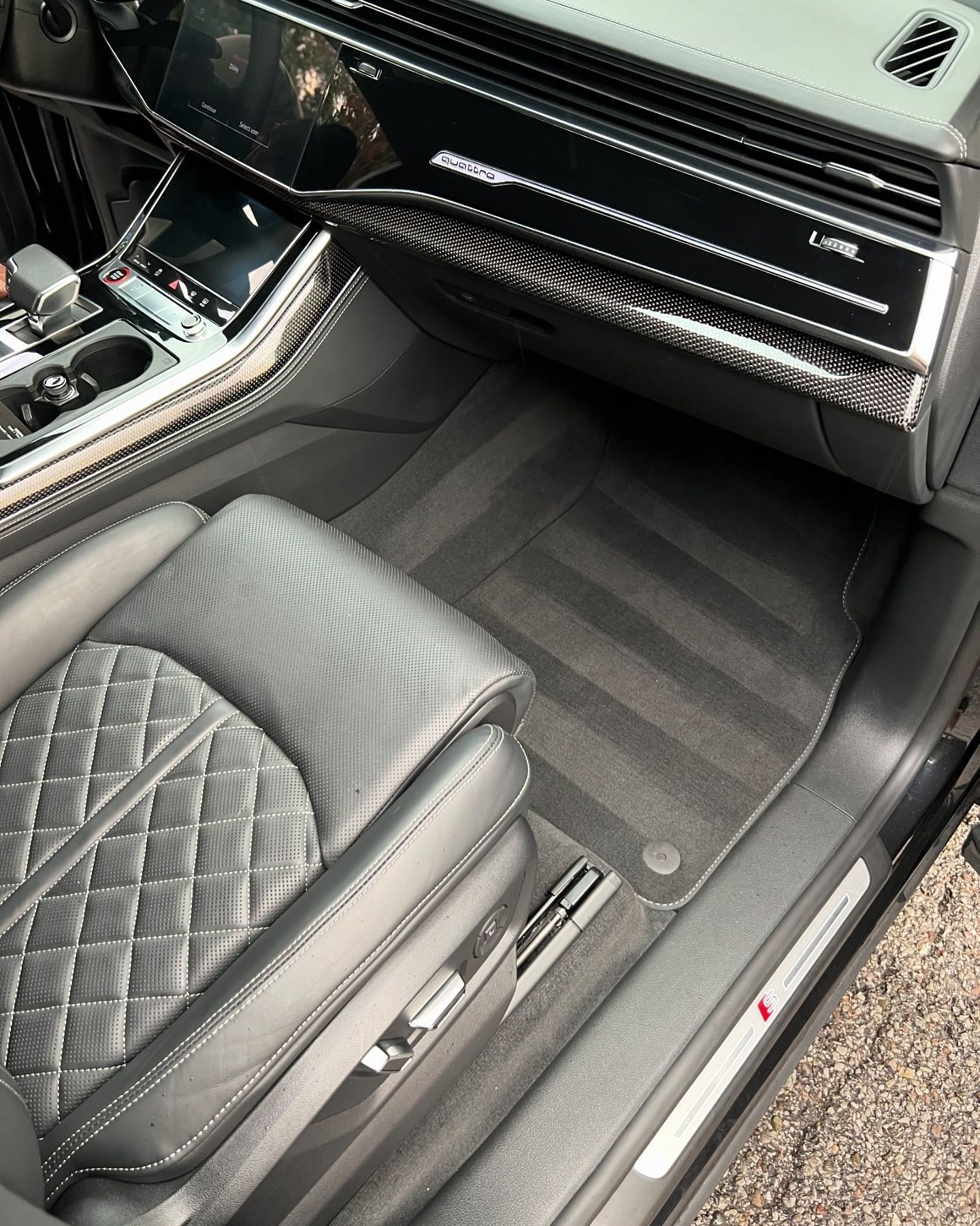 Audi SQ8, alfombra del piso recién aspirada y limpia