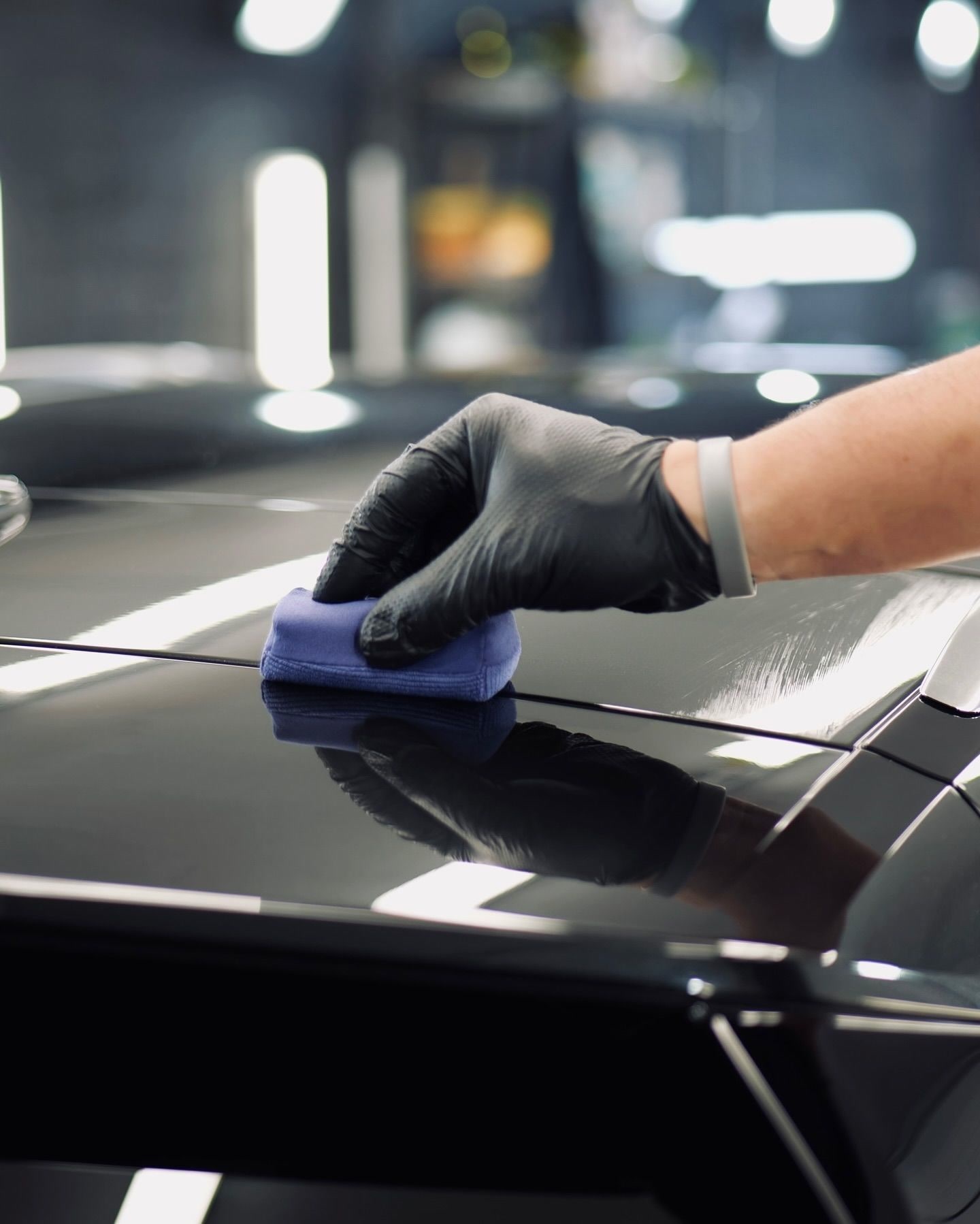 Recubrimiento cerámico para autos: Aplicación de cerámico con aplicador sobre auto negro