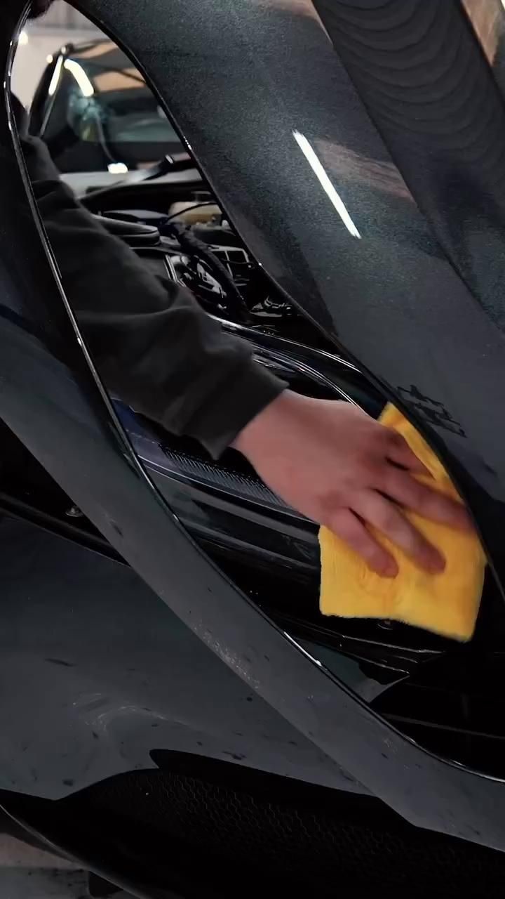 Microfibra amarilla sobre auto negro en estudio