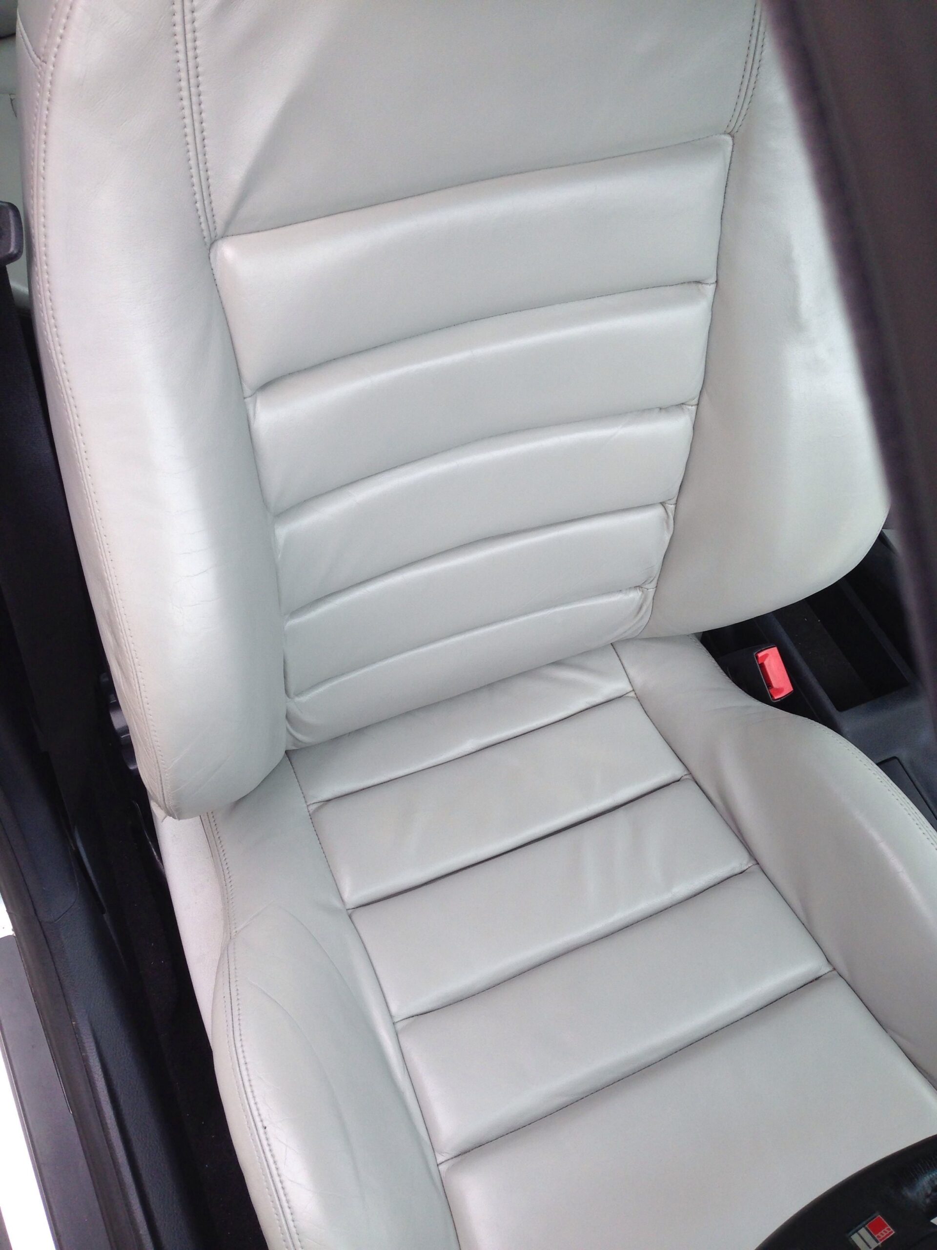 Limpieza de tapicería automotriz: Asiento de piel Audi S4 restaurado