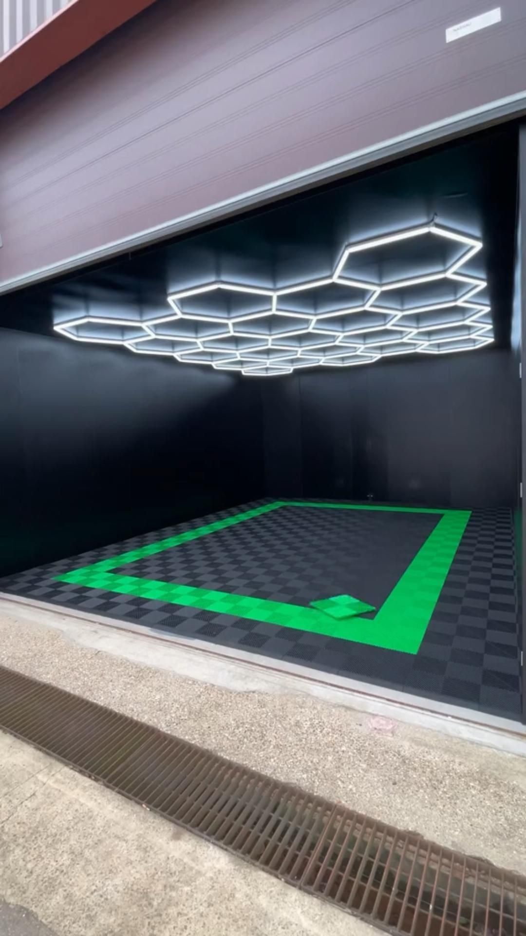 Bahía de detailing con luces hexagonales
