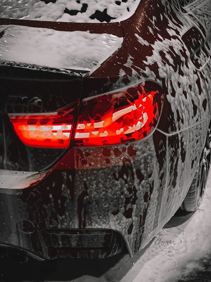 BMW con espuma y calavera roja