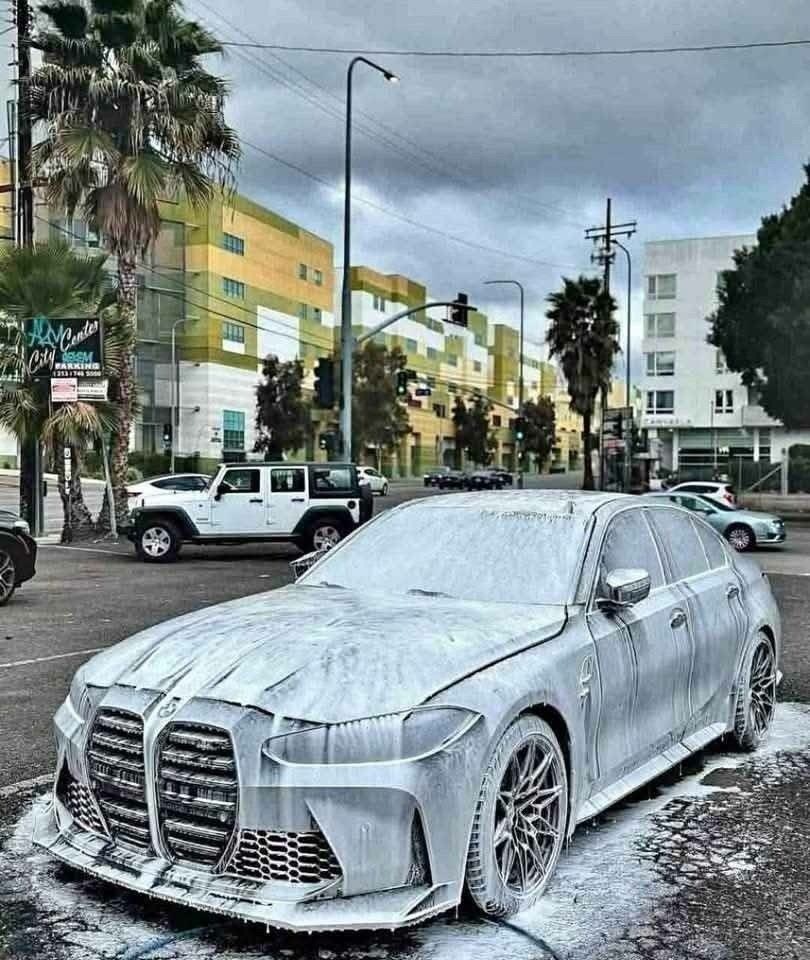 Detallado de autos en Gustavo A. Madero: BMW cubierto de espuma blanca