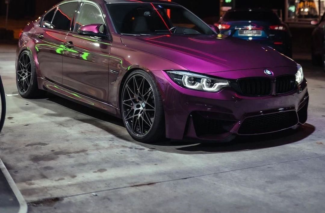 Detallado de autos en Venustiano Carranza: BMW M3 morado de noche