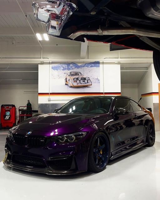 BMW M4 morado en garage