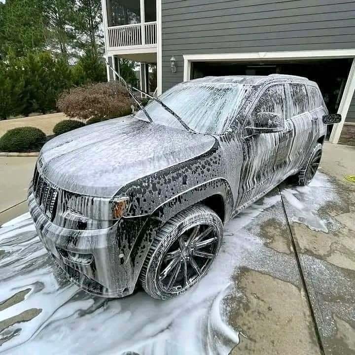Lavado de camioneta: SUV cubierta de espuma