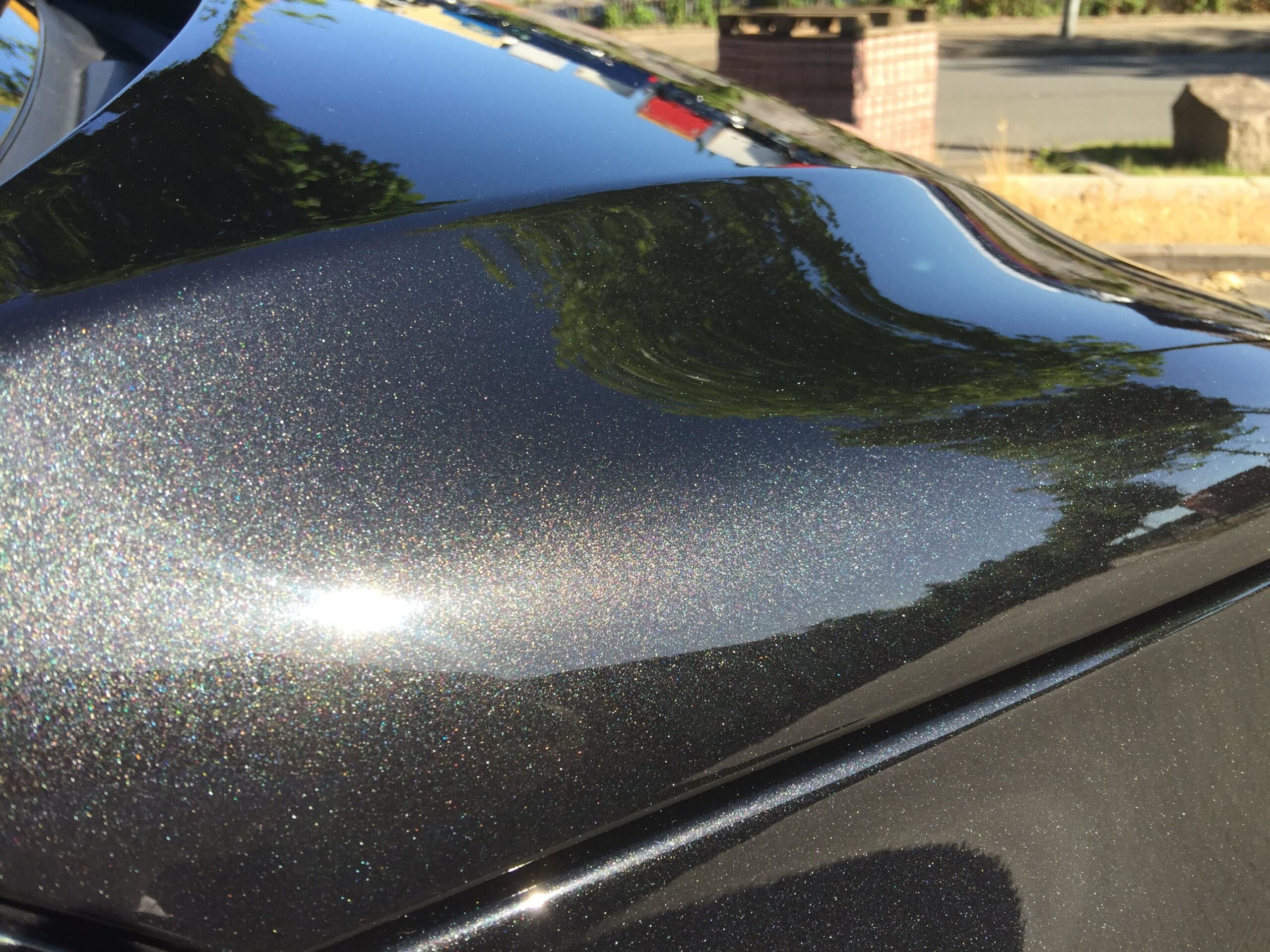Abrillantado de pintura automotriz: Cofre negro con brillo metálico