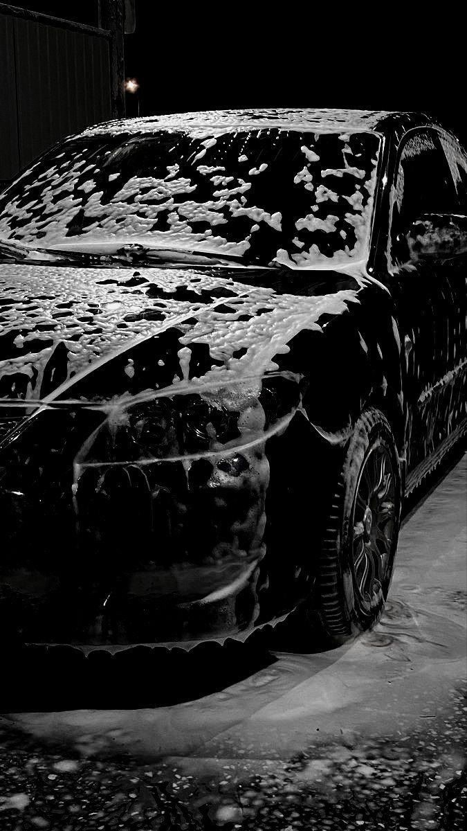 Detallado de autos en Iztacalco: Auto negro cubierto de espuma de noche