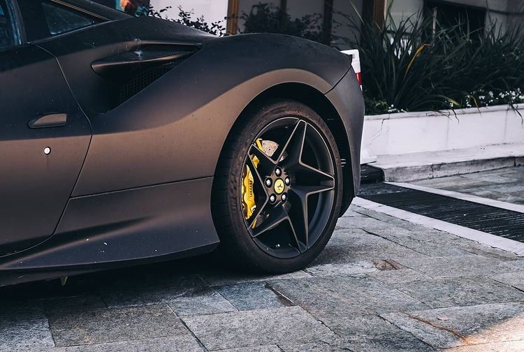 Ferrari negro mate con rin y calipers