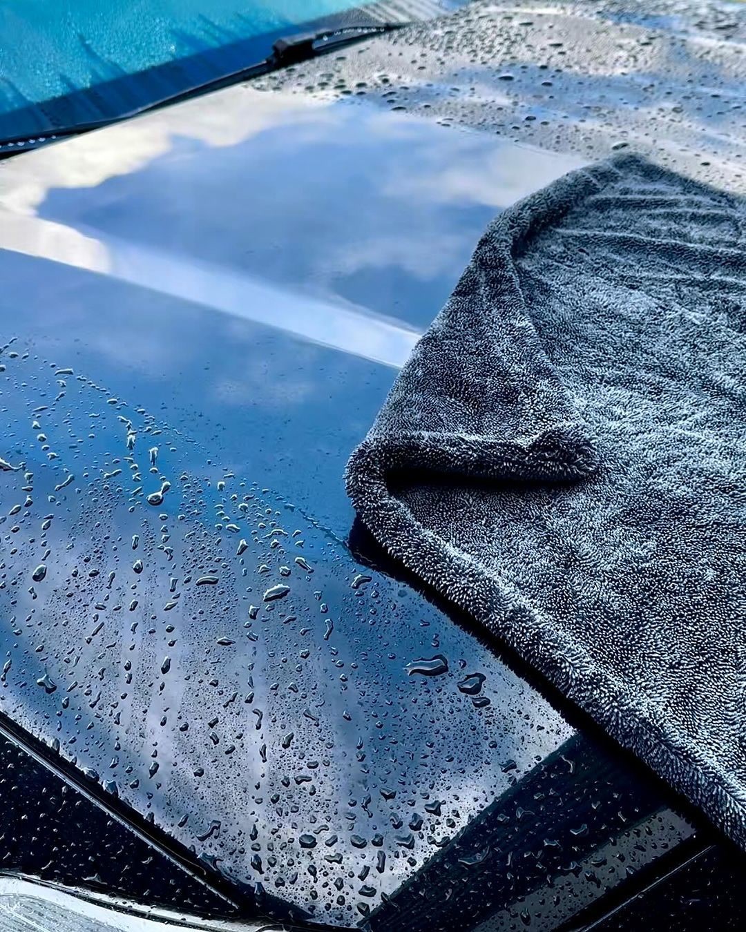 Tratamiento cerámico para autos: Gotas de agua sobre capó con tratamiento cerámico