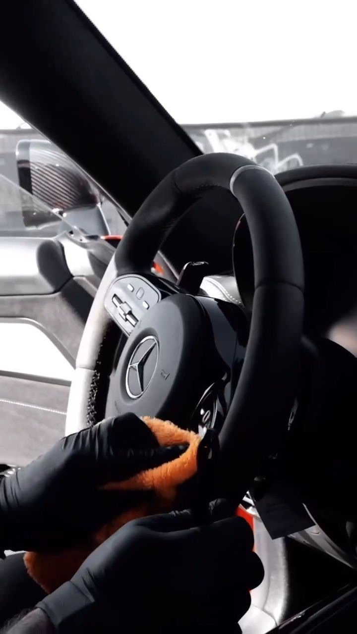 Limpieza de volante con microfibra