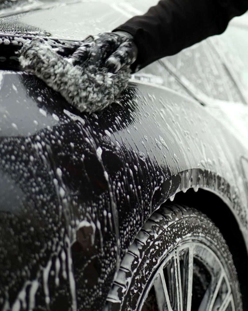Detallado de autos en Benito Juárez: Lavado con espuma y guante en auto negro