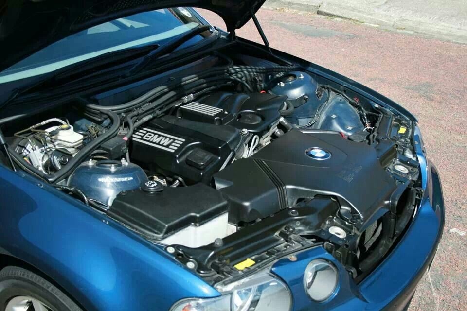 Motor BMW limpio tras lavado de motor