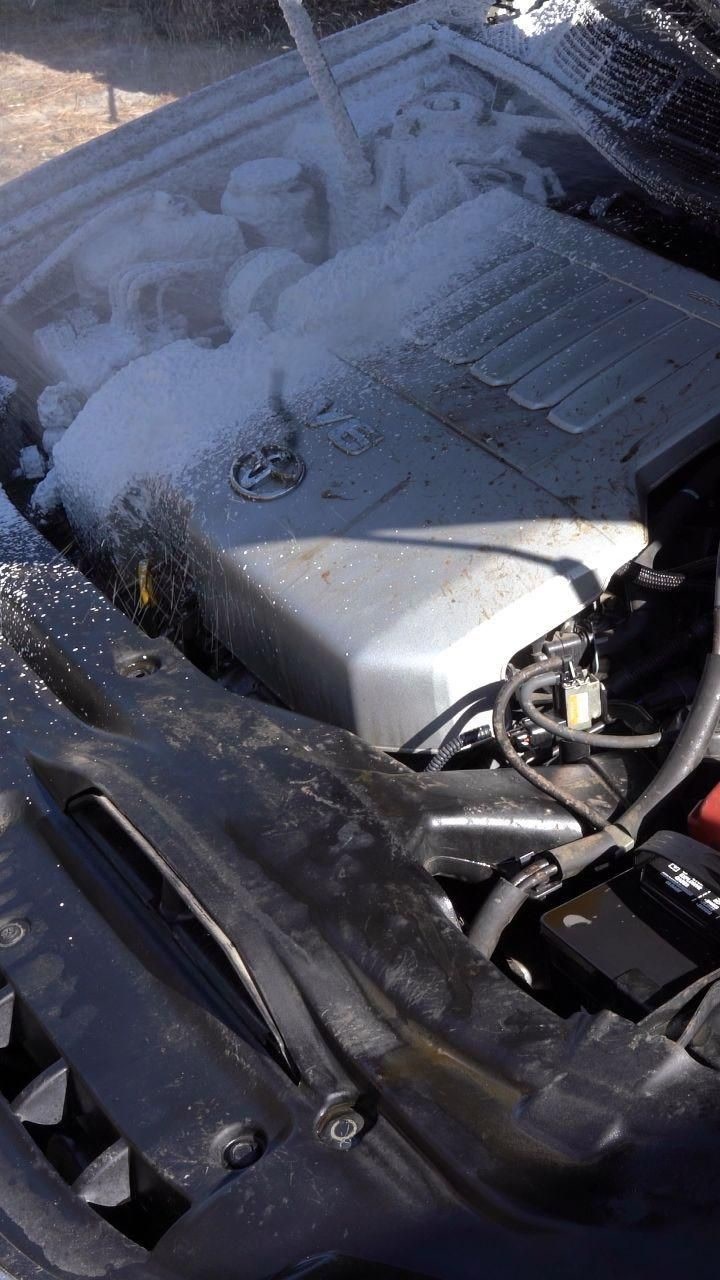 Lavado de motor: Compartimento de motor con espuma durante el lavado