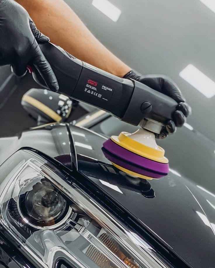 Corrección de pintura: Pulidora con pad morado corrigiendo pintura negra