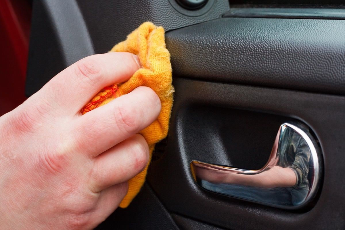 Limpieza de interiores de autos: Limpiando el panel de la puerta con microfibra