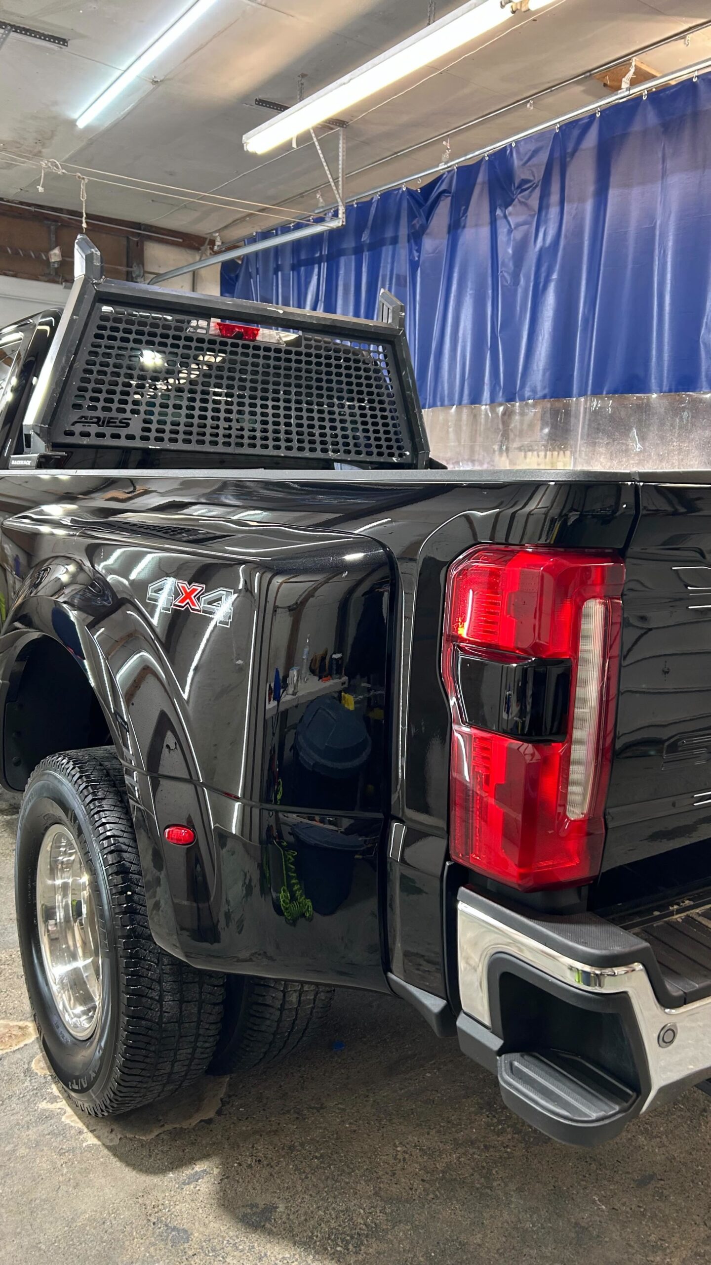 Pickup Ford F-350 detallada en taller