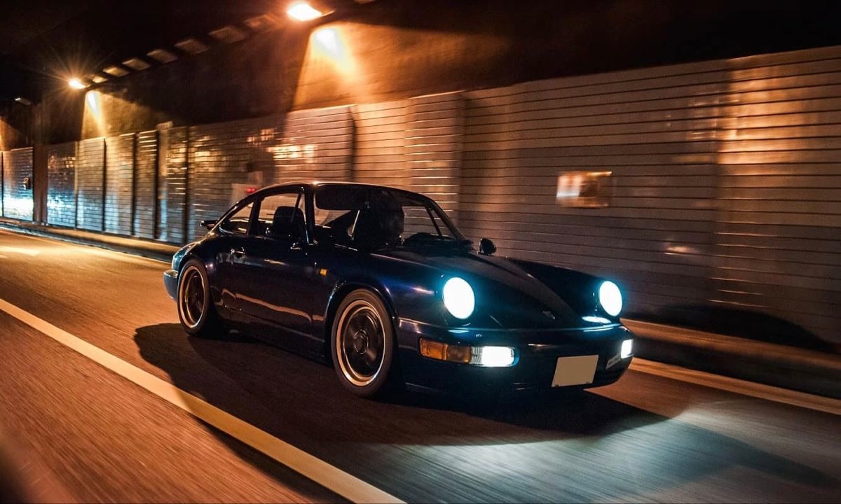 Detallado de autos en Álvaro Obregón: Porsche negro en túnel de noche