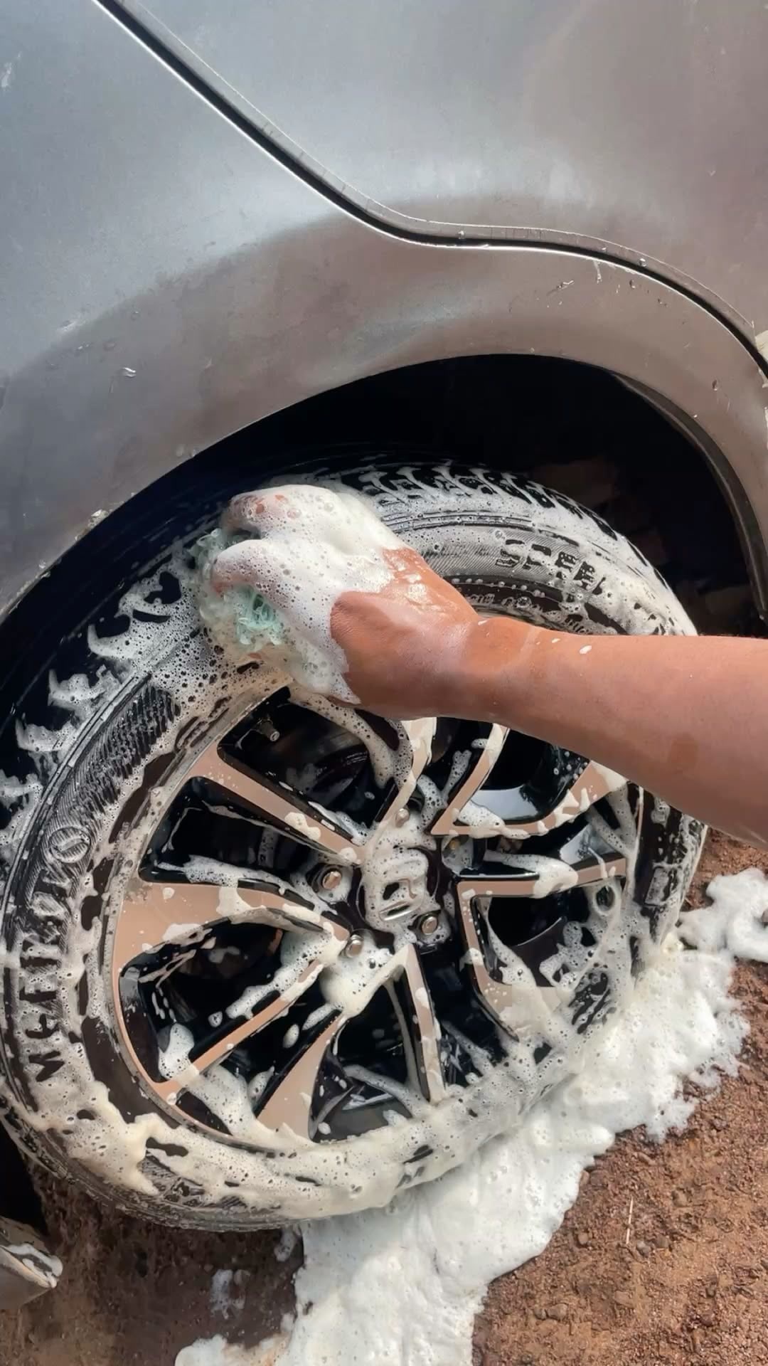 Lavado de rin y llanta con esponja y espuma