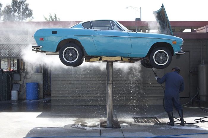 Lavado de motor a vapor: Limpieza a vapor de motor y chasis con el auto elevado